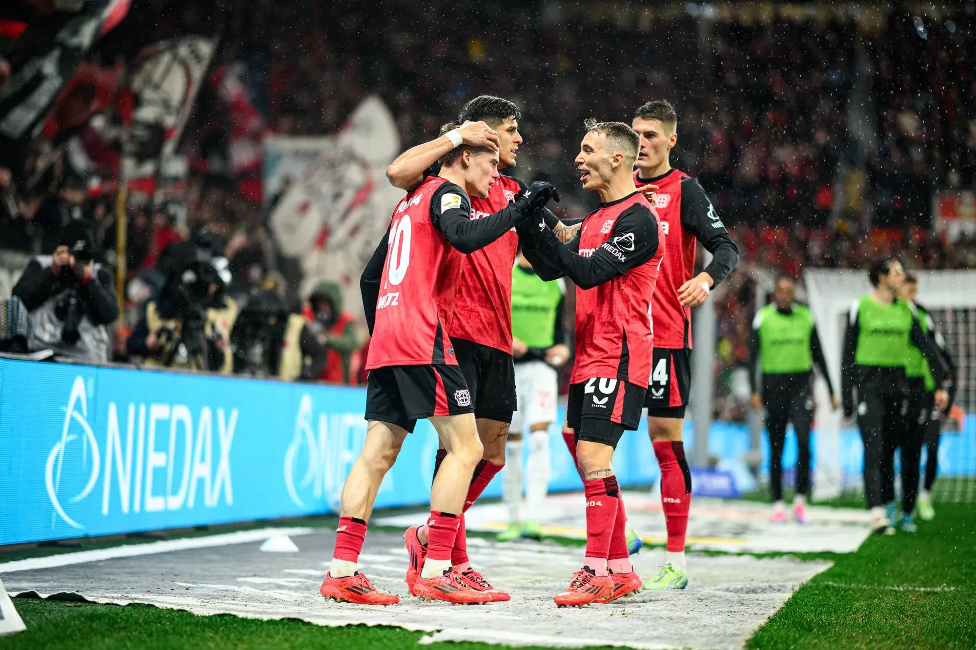 Spieler von Bayer 04 Leverkusen jubeln im Niedax-Trikot